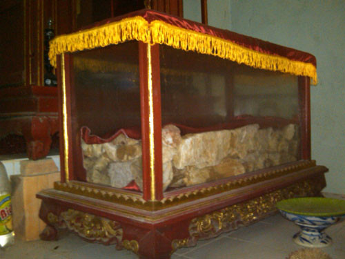 Quan tài đựng những viên đá được đặt trên điện thờ trong miếu bà.