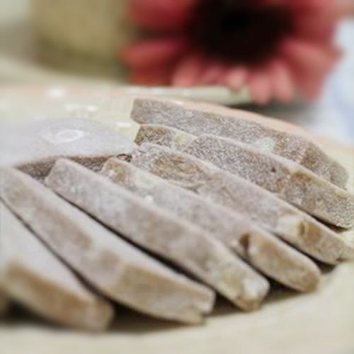 Ngoài ra, Tổ chức Kỷ lục Việt Nam cũng đã gửi hồ sơ đề cử 10 đặc sản quà tặng Việt Nam đến Tổ chức Kỷ lục châu Á. Đến ngày 29/10/2013, Văn phòng Tổ chức Kỷ lục châu Á tại Ấn Độ đã có thư xác nhận 8 đặc sản quà tặng Việt Nam đạt giá trị đặc sản quà tặng châu Á theo bộ tiêu chí đặc sản quà tặng châu Á. Ảnh: Chè lam.