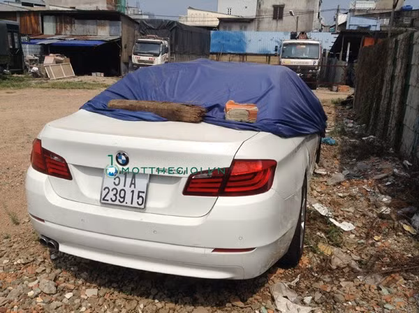 Trong sáng nay, phóng viên đến nơi tạm giữ xe tai nạn của đội CSGT Q.1 thì thấy chiếc xe tai nạn vẫn còn nằm trong bãi. Nhân viên bảo vệ tại đây cho biết, chiếc xe này là “khách hàng thân thiết” tại đây, vì đã bị tạm giữ tại đây trên 3 lần do tai nạn giao thông.