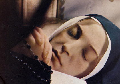 Dung nhan của thánh nữ Bernadette hiện nay vẫn tươi đẹp như đang ngủ.