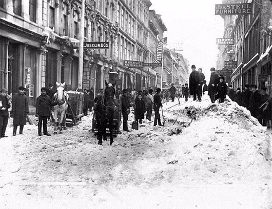 Thậm chí, dòng sông Pennsylvania còn đóng băng giữa tháng 8 mùa hè. Vì thế, người ta đã gọi năm 1816 định mệnh ấy là “năm không có mùa hè”. Không khí đậm đặc lưu huỳnh bao phủ hàng tháng trời ở các thành phố trên thế giới làm nhiều người dân bị mắc bệnh hô hấp, nhiễm trùng phổi. Sau thảm họa, mùa màng và môi trường bị phá hủy, con số người chết vì thiếu lương thực lên tới 82.000 người. Đây được coi là sự kiện núi lửa phun trào lớn nhất mà lịch sử ghi nhận được cho tới bây giờ.