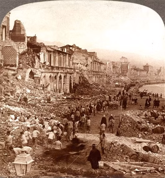 3. Động đất Messina ở Ý: Vào sáng sớm ngày 28/12/1908, một trận động đất 7,5 độ Richter đã xảy ra ở dải Messina, ngăn cách Sicily và Calabria nước Ý. Mặt đất rung động khoảng 40 giây trước khi làm sụp đổ hoàn toàn các công trình xây dựng trong vòng bán kính 300km quanh đó. Mọi chuyện chưa dừng lại ở đó, một cơn sóng thần cao 12m với sức tàn phá mạnh mẽ tiếp tục đổ bộ vào các thành phố này chỉ ít phút sau trận động đất. Kết quả là, 91% cấu trúc ở Messina đã bị phá hủy và khoảng 70.000 cư dân đã bị chết.