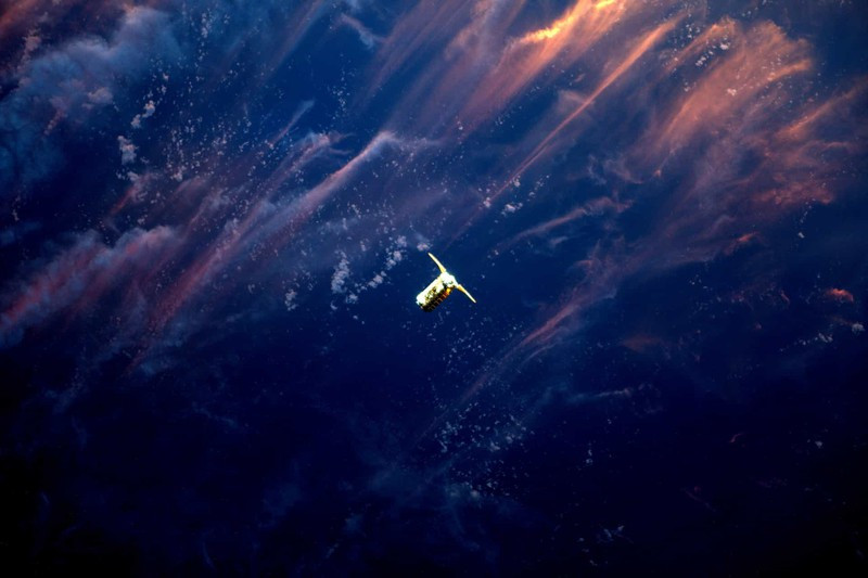 Hình ảnh tàu vũ trụ Cygnus của Orbital ATK được Canadarm2 của Trạm Vũ trụ Quốc tế (ISS) ghi lại khi nó chuyển 3.447 kg hàng hóa tiếp tế lên cho ISS.