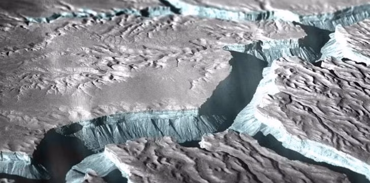 Bởi vì bề mặt toàn là băng nên Enceladus - một trong những vệ tinh của sao Thổ phản chiếu 90% ánh sáng Mặt trời và nhiệt độ của nó chỉ khoảng âm 200 độ C.