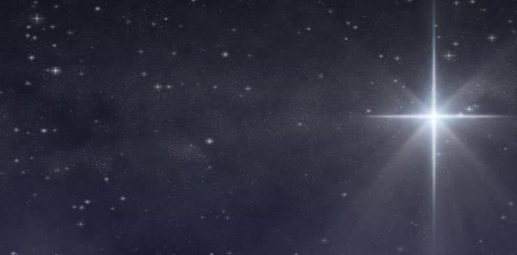 Các ngôi sao nhấp nháy là bởi đường đi của ánh sáng bị gián đoạn khi nó truyền qua bầu khí quyển Trái Đất.