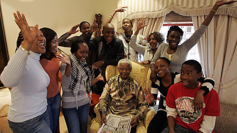Đại gia đình Nelson Mandela năm 2008.