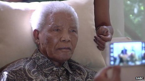 Hình ảnh cựu Tổng thống Mandela yếu ớt chống chọi với bệnh tật.