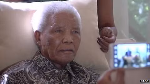 Hình ảnh cựu Tổng thống Mandela yếu ớt chống chọi với bệnh tật.