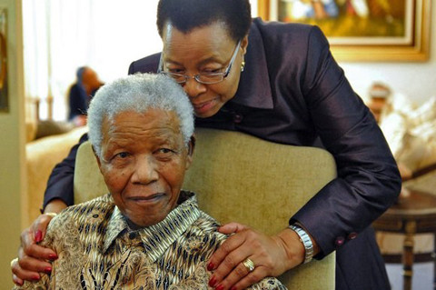 Nelson Mandela cùng người vợ thứ ba của ông, bà Graca Machel.