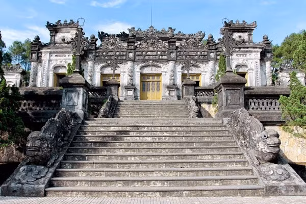 Lăng vua Khải Định và kinh thành Huế xứng đáng với biệt danh “thành phố nhà vườn” mang đậm yếu tố phong thủy.