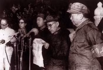 Lâm Bưu (đọc diễn văn) và Mao Trạch Đông (bìa phải) trong những ngày còn "cướp diễn đàn cứu giá".