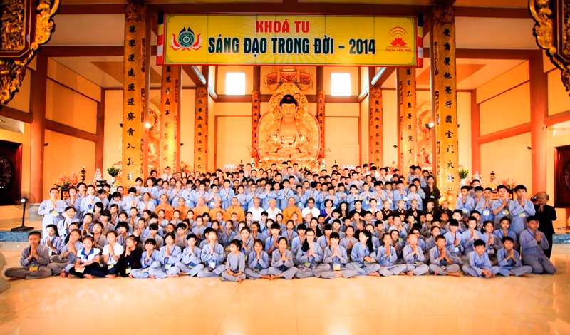 Khóa sinh chụp hình lưu niệm cùng Ban Tổ chức.