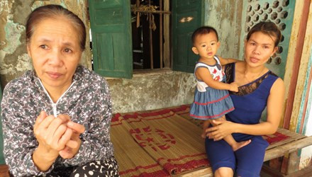 Bà Nghĩa (bìa trái) cùng vợ của thuyền viên từ hơn nửa tháng nay chờ đợi tin tức của các ngư dân.