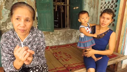 Bà Nghĩa (bìa trái) cùng vợ của thuyền viên từ hơn nửa tháng nay chờ đợi tin tức của các ngư dân.