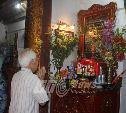 Ban thờ cụ đồ Đàm trong đình Tạ Xá.