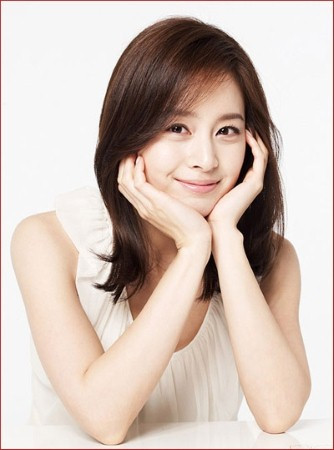 3. Cổ tương xứng với đầu và mặt: Cổ là bộ phận để nâng đỡ đầu, nối liền với cột sống có tác dụng như trụ cột của cơ thể người. Cổ là một tiêu chí để đánh giá vẻ đẹp của hình thể và cũng là một tấm gương phản chiếu sức khỏe của con người.