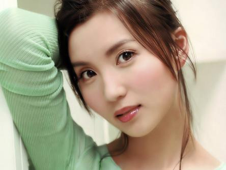 7. Gò má cao vừa phải: Nếu trán và cằm đã tương đối đẹp thì cần phải phối hợp với xương gò má. Mỗi người đàn ông luôn cần một cô vợ đảm, mà hai bên gò má của người phụ nữ chính là sự động viên của người chồng. Vì thế gò má của người phụ nữ không được phép quá cao. Những người phụ nữ có hai bên má cao vừa phải sẽ là những người nội trợ đảm đang, là hậu phương vững chắc cho người chồng sau những giờ làm việc căng thẳng, mệt mỏi.