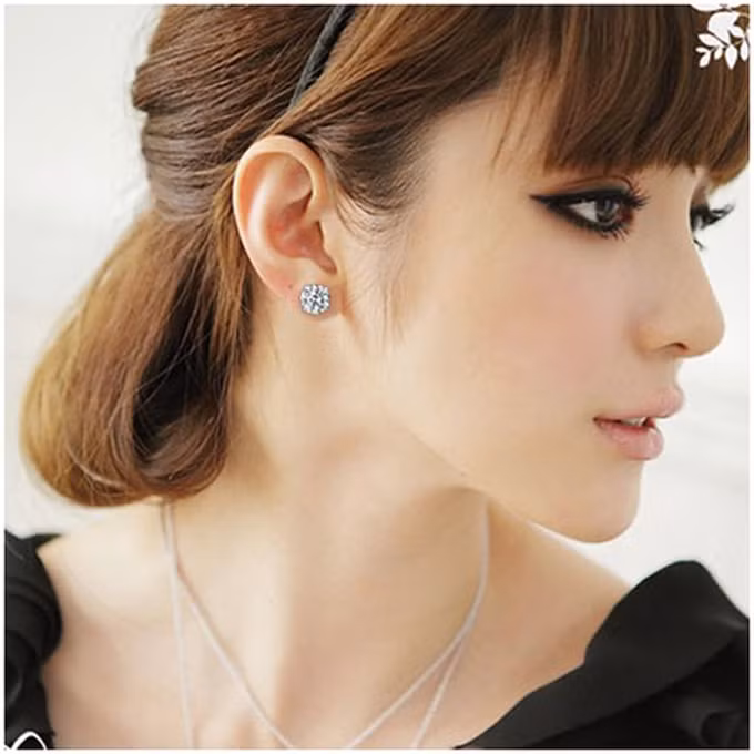 4. Tai hồng, rủ xuống vai: Tai hồng mà nhuận là tướng người có công danh. Tai có màu sắc ửng hồng pha lẫn màu trắng ngà hoặc tai có đường nét cong tròn là tướng người được hưởng thụ cuộc sống an nhàn. Tai rủ xuống vai là tướng phú quý vô cùng, nếu hướng về miệng lại càng tốt hơn.