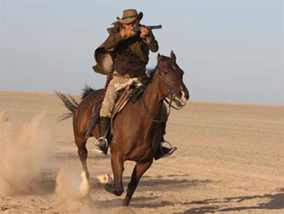 Những chàng cao bồi thường làm việc 20 giờ/ngày. Nhiệm vụ hàng ngày của họ là đưa đàn gia súc đến những đồng cỏ xanh mướt, đến những nguồn nước để chúng thỏa thê ăn uống vào buổi sáng rồi lùa chúng về trang trại khi trời tối. Họ phải đối mặt với những mối nguy hiểm để bảo vệ đàn gia súc khi gặp kẻ thù hay thú hoang muốn ăn thịt chúng. Thỉnh thoảng, họ phải đi tìm những con đi lạc hay những con chạy nhảy khắp nơi vào buổi tối. Mặc dù công việc khá vất vả và cực nhọc, mỗi cao bồi thường chỉ kiếm được 25-40 USD/tháng.