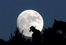 Mũ, boot cao gót, ngựa… là những hình ảnh quen thuộc gắn liền với cao bồi mà chúng ta thường thấy trong phim ảnh, sách báo. Đôi boot cao gót là một trong những biểu tượng đặc biệt nhất. Nó vừa thể hiện người đó là một tay đua kiệt xuất vừa thể hiện phẩm chất bụi bặm, ngang tàn của đối tượng này. Thêm vào đó, chiếc mũ của họ tượng trưng cho sức mạnh và sự lao động chăm chỉ, cần cù trên các cánh đồng. Nó ra đời vào khoảng giữa thế kỷ thứ XVII.