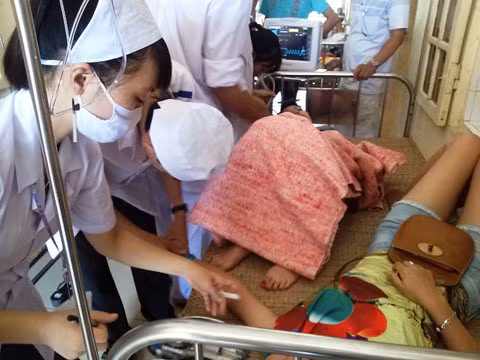 Các bác sỹ đang điều trị cho các bệnh nhân nghi ngộ độc thực phẩm tại bệnh viện huyện Tĩnh Gia.