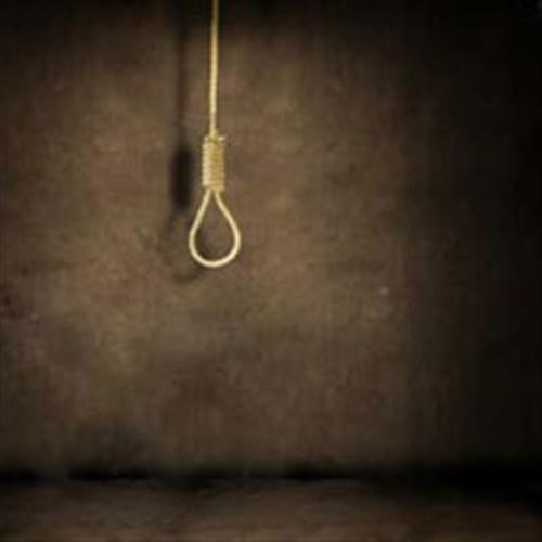 Vì những âm thanh ghê sợ vừa nghe thấy, cô gái quyết định dừng xe. Sau đó, cô xuống xe và quay trở lại chỗ đó. Cô đã rất sốc và thét lên khi nhìn thấy người yêu treo cổ lủng lẳng trên cây. Cô cũng kinh hồn bạt vía khi nhận ra tiếng kêu thất thanh lúc trước nghe được phát ra từ giầy của bạn trai va đập vào nóc xe.