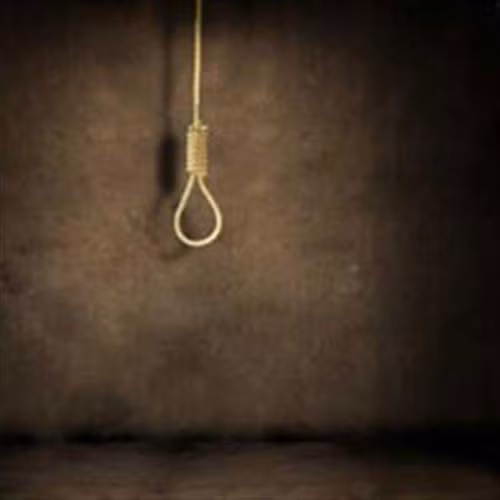 Vì những âm thanh ghê sợ vừa nghe thấy, cô gái quyết định dừng xe. Sau đó, cô xuống xe và quay trở lại chỗ đó. Cô đã rất sốc và thét lên khi nhìn thấy người yêu treo cổ lủng lẳng trên cây. Cô cũng kinh hồn bạt vía khi nhận ra tiếng kêu thất thanh lúc trước nghe được phát ra từ giầy của bạn trai va đập vào nóc xe.