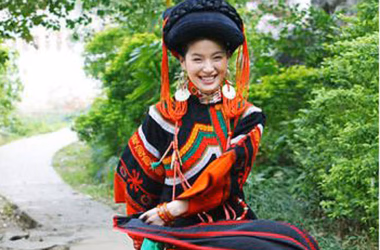 Theo truyền thuyết cổ xưa, linh hồn của các chàng trai chết trẻ trên chiến trường chưa lập gia đình không được siêu thoát bởi trước khi qua đời chưa từng được sờ ngực phụ nữ. Vì thế, thầy cúng đã yêu cầu chọn ra 10 người thiếu nữ trong trắng và chưa bị đàn ông sờ vào vòng 1 để làm vật tế cùng linh hồn sang thế giới bên kia. Do đó, để không bị chọn làm vật tế, những thiếu nữ trẻ đã nhờ các chàng trai trong bộ tộc sờ lên ngực họ. Dần dần, tục lệ đặc biệt này được lan truyền rộng rãi và tồn tại cho đến ngày nay.