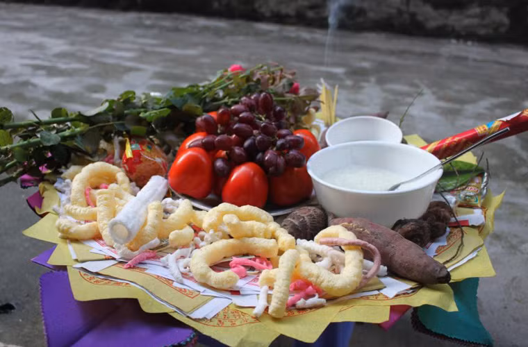 Đối với những gia đình có điều kiện thường làm hai mâm cúng: một mâm cúng tổ tiên tại bàn thờ trong nhà và mâm còn lại dùng để cúng chúng sinh đặt ở sân trước nhà hay trên vỉa hè.