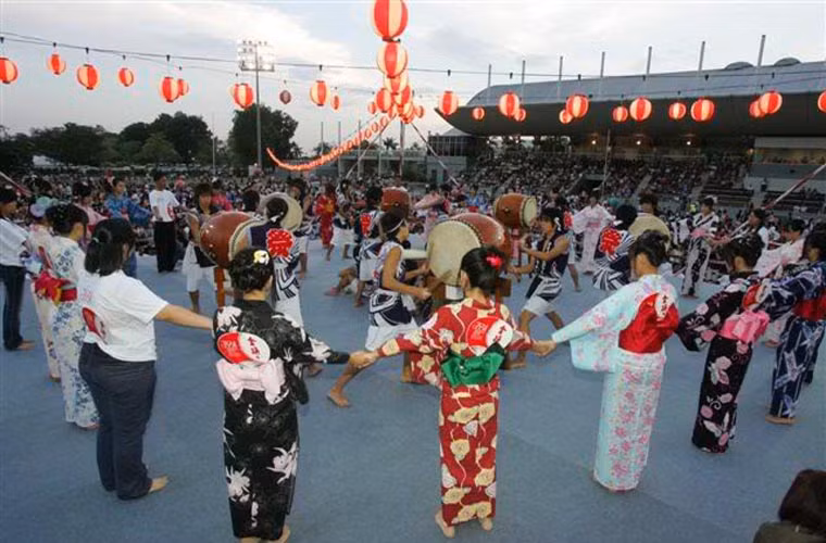 Đây cũng là ngày mà các thành viên trong gia đình đi kiếm ăn, học hành ở muôn phương trở về đoàn tụ và đến thăm mộ phần tổ tiên. Ngoài ra, người dân Nhật Bản còn tổ chức biểu diễn những điệu múa truyền thống.