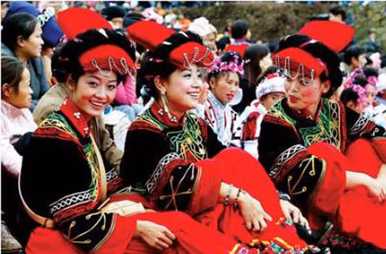 Một hoạt động đặc biệt nữa diễn ra trong ngày Rằm tháng 7 ở Trung Quốc là "đến hẹn lại lên", những chàng trai dân tộc Di tại Vân Nam sẽ nô nức xuống đường để sờ ngực các cô gái mà không sợ bị coi là "yêu râu xanh". Hoạt động đặc biệt này diễn ra vào ngày 14,15,16 tháng 7 âm lịch hằng năm. Đối tượng tham gia là những nam thanh nữ tú chưa lập gia đình.