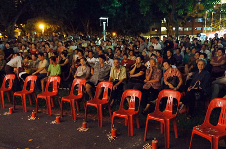 Người Trung Quốc cũng tổ chức các buổi biểu diễn văn nghệ nhân dịp này. Tuy nhiên, người ta để trống hàng ghế đầu bởi vì những chỗ đó là dành cho linh hồn đến xem biểu diễn cùng.