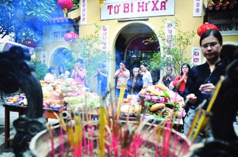 Ngay từ đầu tháng 7, nhiều gia đình ở một số quốc gia châu Á đã mua rất nhiều đồ tế lễ làm bằng vàng mã, hương, hoa quả để gửi sang thế giới bên kia cho những người quá cố. Tại Việt Nam, vào ngày Rằm tháng 7, nhiều người đến chùa để thực hiện nghi lễ cúng vái. Họ thường làm điều đó vào ban ngày bởi vì người ta tin rằng, khi mặt trời đã lặn thì đồng nghĩa với việc cửa âm phủ đã đóng và linh hồn không thể về âm phủ.