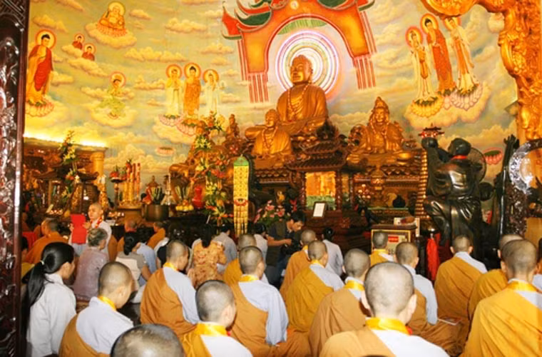 Ở Trung Quốc, tháng 7 âm lịch được coi là tháng Ma đói và bị coi là khoảng thời gian không may mắn nên người dân thường kiêng kỵ nhiều thứ. Họ tin rằng, những linh hồn sẽ được Diêm Vương cho trở về dương gian khi Cổng địa ngục mở từ đầu tháng tới cuối tháng.