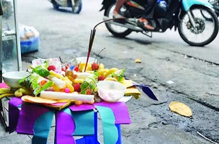 Người ta tin rằng, người cõi âm cũng cần dùng những vật phẩm giống như khi còn sống nên con cháu, người thân trong gia đình thường chuẩn bị đồ vàng mã rất tươm tất. Họ làm như vậy để cầu mong người đã khuất có cuộc sống sung túc, đầy đủ vật chất. Đối với mâm cúng chúng sinh, người ta chuẩn bị quần áo làm từ những mảnh giấy với nhiều màu sắc khác nhau, các loại bỏng gạo, ngô khoai, bánh kẹo, cháo trắng hoặc cháo hoa, tiền vàng, nước lã hay rượu, tiền lẻ…