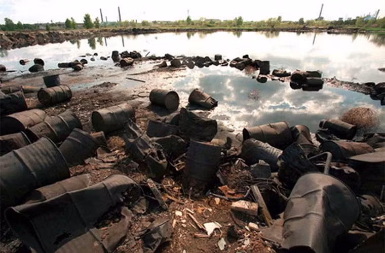 Dzerzhinsk là khu vực từng sản xuất vũ khí hóa học lớn nhất lịch sử của Nga. Nơi đây trở thành địa danh mang niềm tự hào lớn của người dân xứ sở bạch dương. Tuy nhiên, họ cũng phải đối mặt với hậu quả nghiêm trọng của chất thải hóa học do không được xử lý đúng cách. Khoảng 300.000 người dân sống ở Dzerzhinsk trong khoảng thời gian từ năm 1930-1998 đã phải hứng chịu 300.000 tấn chất thải độc hại. Một trong số chúng có mức độ gây ô nhiễm gấp 17 triệu lần so với giới hạn an toàn cho phép.