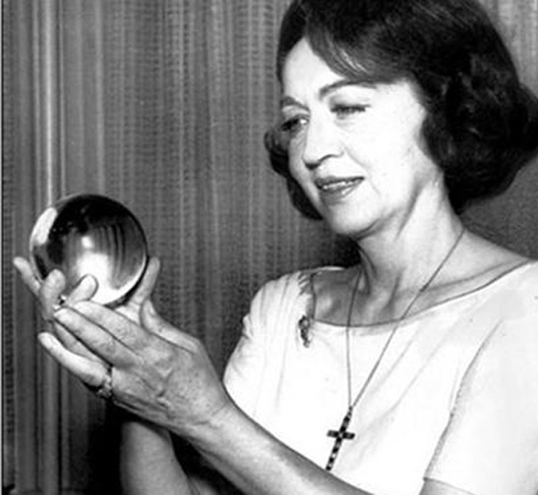 Lời “sấm truyền” lạ nhất của Nostradamus về vận mệnh thế giới - Hình 9 Loi “sam truyen” la nhat cua Nostradamus ve van menh the gioi-Hinh-9