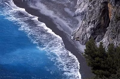 Khi cuộc chiến gần đến hồi kết, khu vực nằm dọc bờ biển phía Tây của Hy Lạp đã bị rung chuyển bởi một trận động đất mạnh. Vì vậy, một khu vực rộng 5m của thành phố Pheia bị nhấn chìm xuống đáy biển Địa Trung Hải. Đến năm 1911, một nhóm khai quật tìm thấy dấu tích của nền văn minh cổ đại còn sót lại của thành phố này. Kể từ đó, nhiều nhà khảo cổ học đã đổ về đây để tìm hiểu. Hiện, những phát hiện mới vẫn chưa được công bố nên thế giới vẫn còn khá mơ hồ về nền văn minh cổ xưa này.