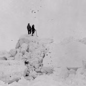 Cũng giống như nhiều chuyến thám hiểm địa cực trước đó, đoàn thán hiểm của ông nhanh chóng phải đối mặt với những khó khăn về thời tiết, bệnh tật tồi tệ hơn rất nhiều so với dự kiến. Trong chuyến hành trình đó, ông bị thương do bỏng lạnh. Nhiều thành viên trong đoàn đau ốm nên đã phải quay lại nơi đóng trại. Thêm vào đó, những người dân Inuit bản địa khẳng định với đoàn thám hiểm rằng không hề tồn tại vùng đất Crocker. Cuối cùng, họ không tìm thấy vùng đất mới mà chỉ chụp được ảnh người dân Inuit.