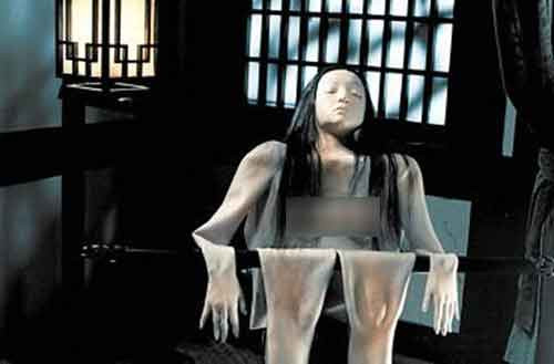 Sau khi bị treo lên giá, đao phủ sẽ lột da sống tử tù trước sự chứng kiến của dân chúng. Trong khoảng thời gian đó, nạn nhân sẽ đau đớn cùng cực, la hét kinh hoàng cho đến chết. Cuối cùng, bộ da của tử tù sẽ được treo lên tường như một lời cảnh báo, răn đe những tên tội phạm khác không nên coi thường luật pháp và đi theo vết xe đổ đó.