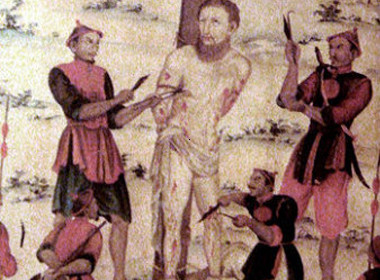 Phương thức tử hình rùng rợn thời phong kiến tiếp theo là tùng xẻo. Hình thức xử tử này được áp dụng rộng rãi ở Trung Quốc kể từ năm 900 cho đến năm 1905. Những đao phủ thi hành án theo phương thức này đòi hỏi phải có “tay nghề” cao. Đao phủ càng có nghề thì càng có thể tùng xẻo được nhiều miếng thịt của tử tù.