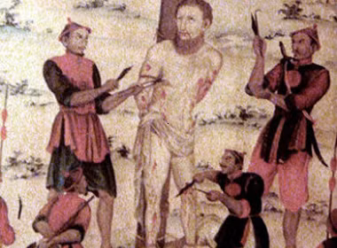 Phương thức tử hình rùng rợn thời phong kiến tiếp theo là tùng xẻo. Hình thức xử tử này được áp dụng rộng rãi ở Trung Quốc kể từ năm 900 cho đến năm 1905. Những đao phủ thi hành án theo phương thức này đòi hỏi phải có “tay nghề” cao. Đao phủ càng có nghề thì càng có thể tùng xẻo được nhiều miếng thịt của tử tù.