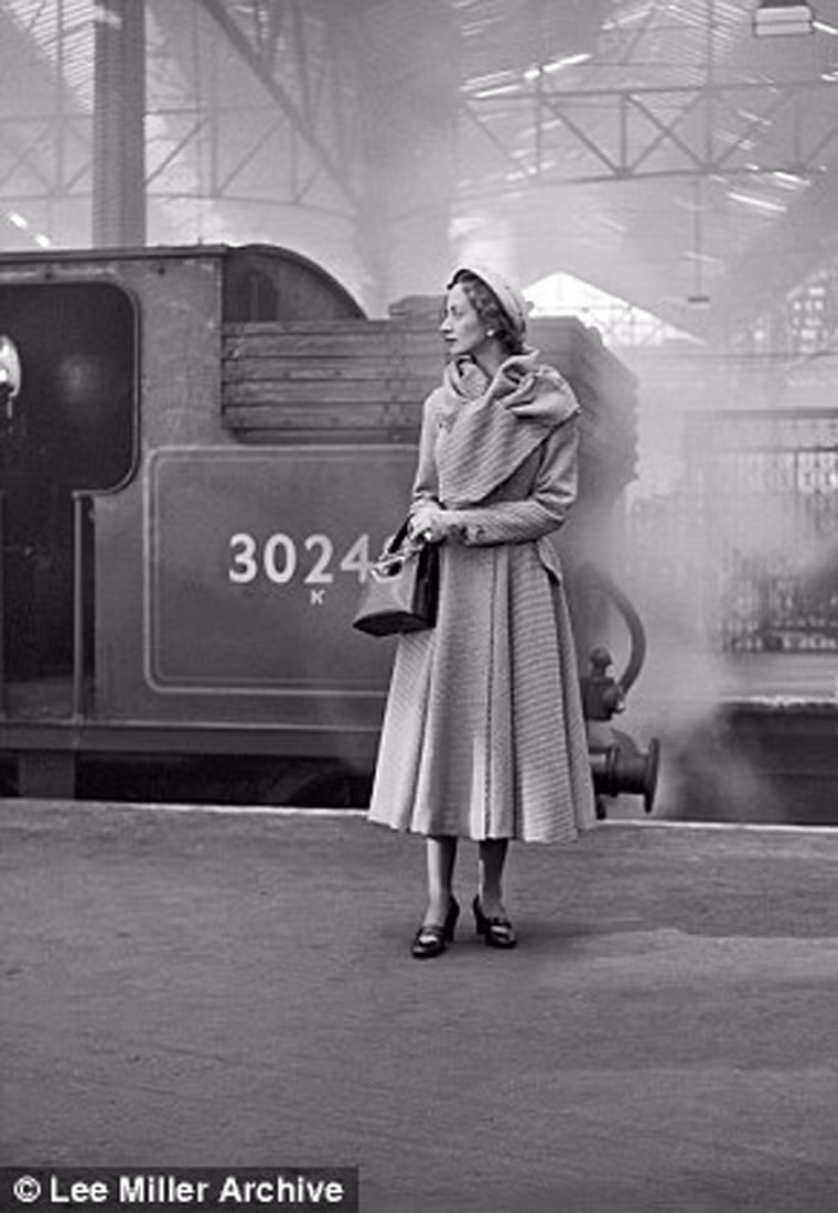 Lee Miller xuất hiện trong series ảnh mang tên "Fashion For Travel" của Glamour. Bối cảnh xung quanh cô là khu phố cũ ở Hampstead, phía Bắc London.