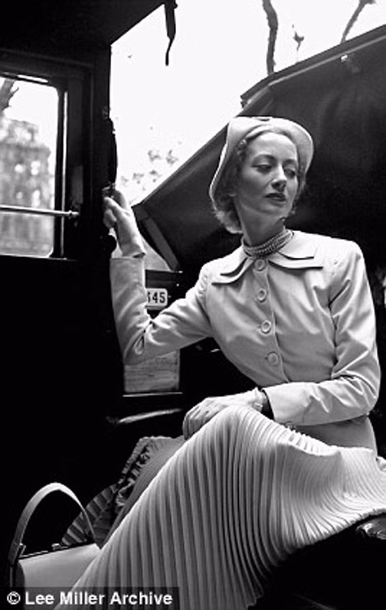 Lee Miller xinh đẹp, thướt tha trong trang phục của Hardy Amies.