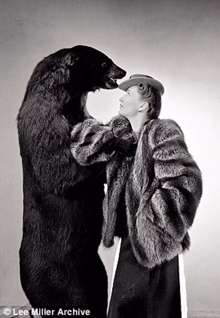 Cô từng nhiều lần làm người mẫu chụp ảnh với áo khoác lông thú cho Vogue. Thỉnh thoảng, cô tạo dáng khác lạ đem đến cho người xem cảm giác thú vị, hài hước. Trong ảnh là nữ phóng viên tạo dáng chuyên nghiệp bên đạo cụ là chú gấu to lớn.