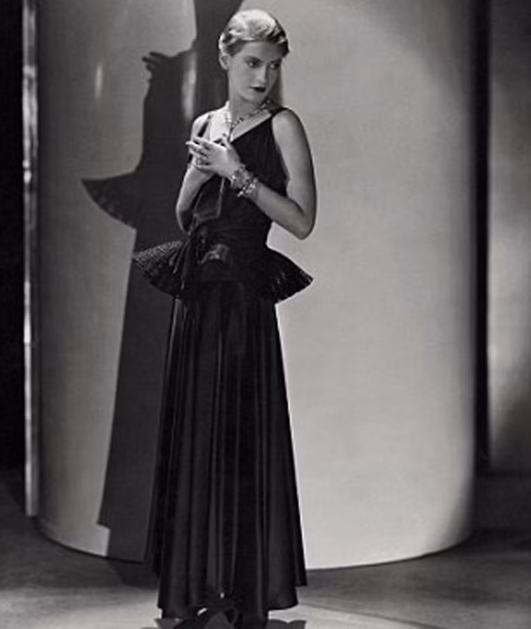 Con trai của nữ nhiếp ảnh gia chiến trường Lee Miller là Antony Penrose đã công bố hàng ngàn bức ảnh của mẹ mình trước công chúng. Những bức hình trên được cất giữ tại trang trại Farley và ngôi nhà cũ của Lee Miller ở East Sussex, Anh. Chúng được xuất bản thành cuốn sách ảnh và lần đầu tiên cô được mọi người chú ý nhiều hơn trong vai trò người mẫu thời trang. Trong ảnh là nữ nhiếp ảnh gia chiến trường làm người mẫu cho thương hiệu Lanvin ở Paris năm 1932.