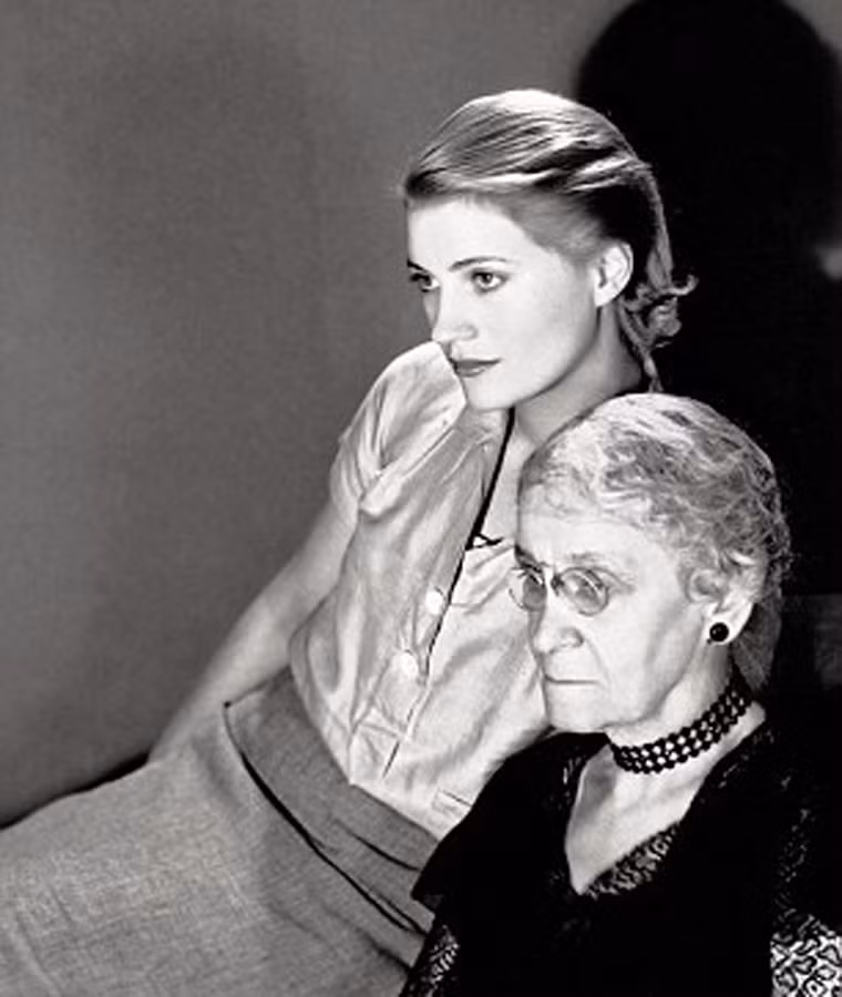 Lee Miller theo đuổi sự nghiệp nhiếp ảnh và gặt hái được những thành công vang dội không chỉ tại Vogue ở New York và Paris trong thập niên 1920, 1930 mà còn ở tạp chí này tại London trong thập niên 40 và 50. Đây là bức ảnh Lee Miller chụp cùng người cô có tên Kate ở New York năm 1932.