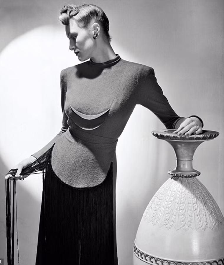 Một bức ảnh khác chưa từng được công bố của Lee Miller khi làm người mẫu cho tạp chí Vogue (Anh ) năm 1941.