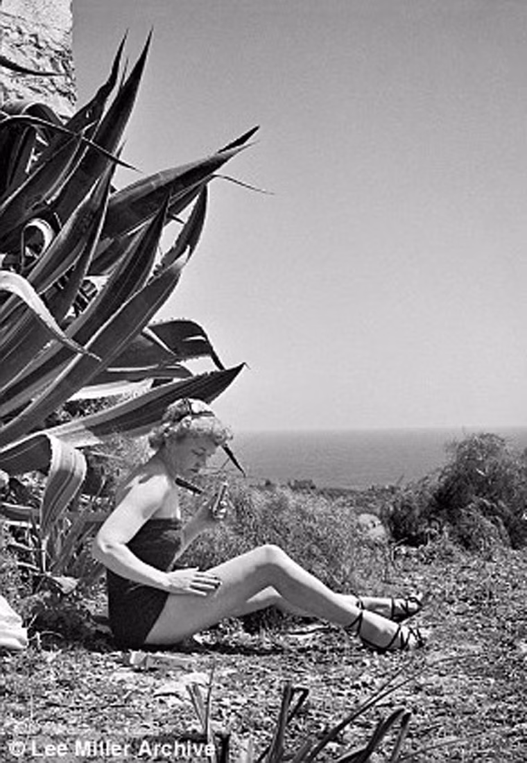 Sau chiến tranh, Lee Miller chụp bức hình mang tên "In Sicily" cho tạp chí Vogue (Anh) nhằm quảng bá du lịch và các kỳ nghỉ.