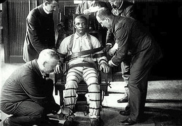 Tử tù sẽ bị trói chặt vào ghế điện. Chiếc ghế này được thiết kế có một dòng điện cực lớn sẽ chạy qua người tù nhân khi bật công tắc. Người ta sử dụng dòng điện mạnh có cường độ hàng nghìn vôn chạy qua cơ thể tử tù khiến cho các mạch máu dưới da của phạm nhân bị vỡ ra và chảy ra ngoài. Tử tù sẽ chết trong khoảng 8 phút.